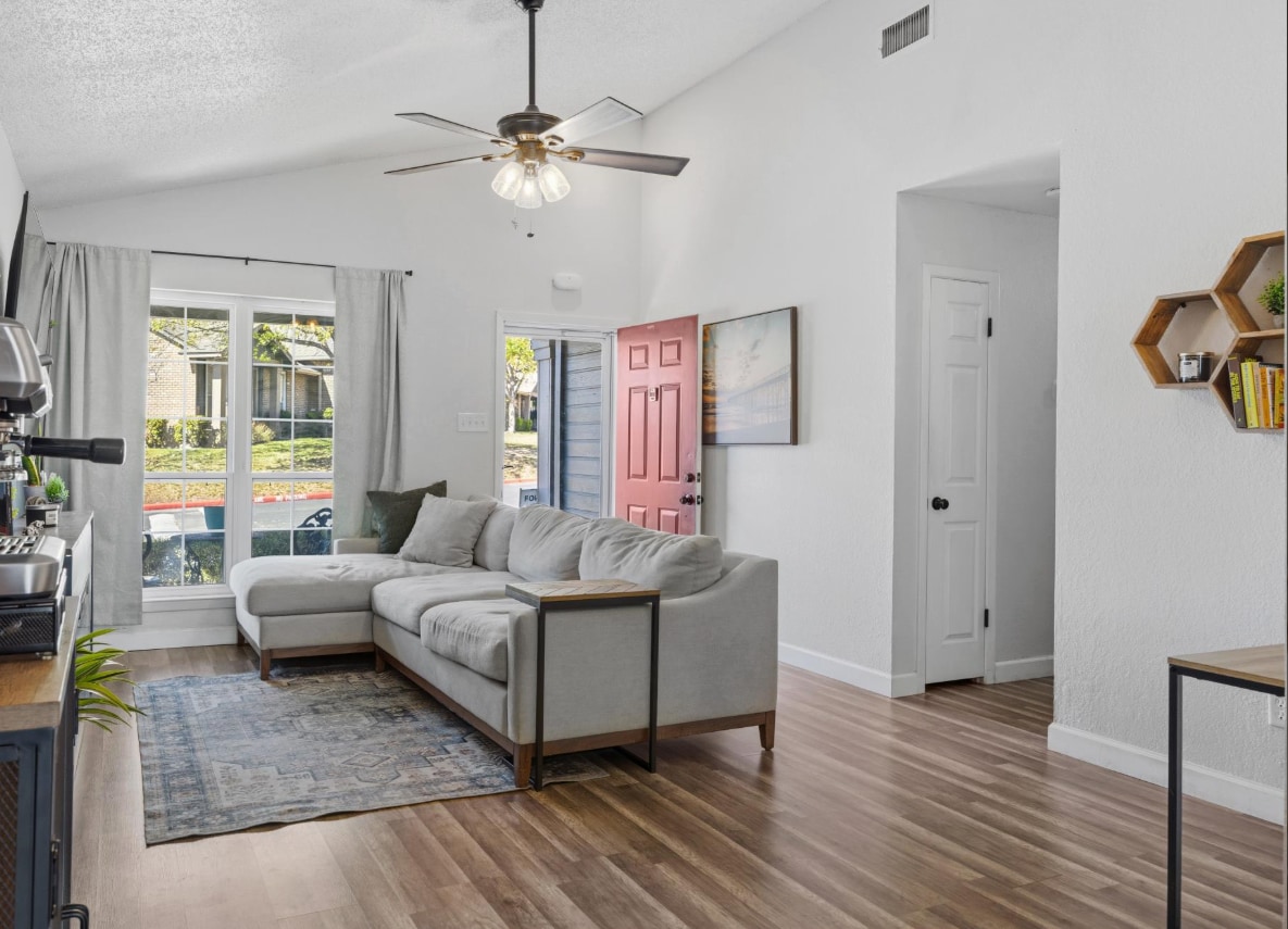 Building Photo - 1015 E Yager Ln