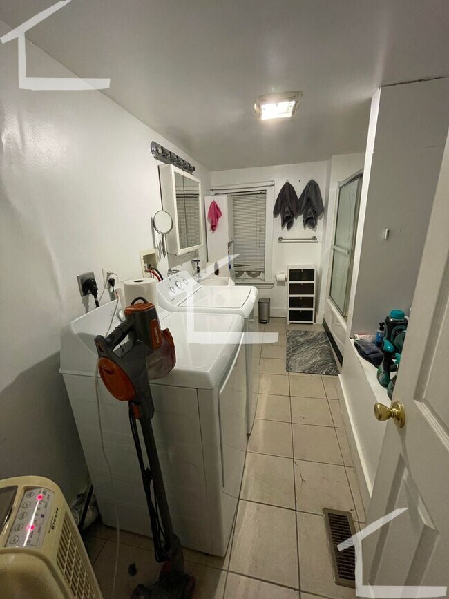 Building Photo - 293 Main St