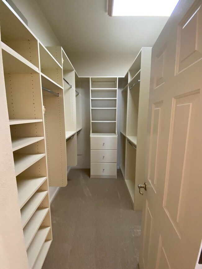 Building Photo - Beautiful 4 bedroom 3.75 bath in gated com...