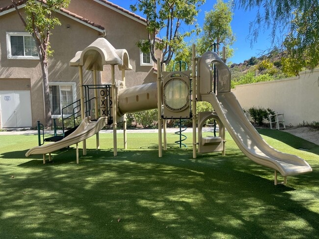 Building Photo - 4 Bedroom Townhome for Rent in Stevenson R...