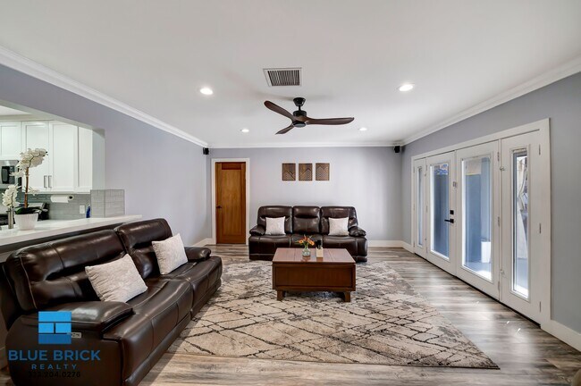 Building Photo - 5839 Vanalden Ave