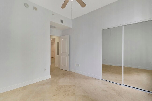 Building Photo - 701 S Olive Ave