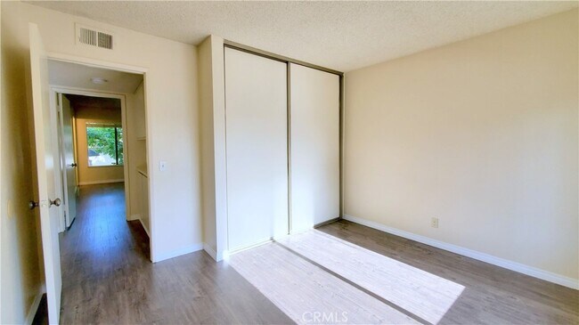 Building Photo - 719 Briarwood Ln
