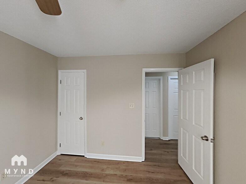 Building Photo - 4521 Aviemore Crescent