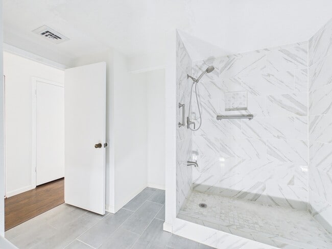 Building Photo - 5001 Woodway Dr