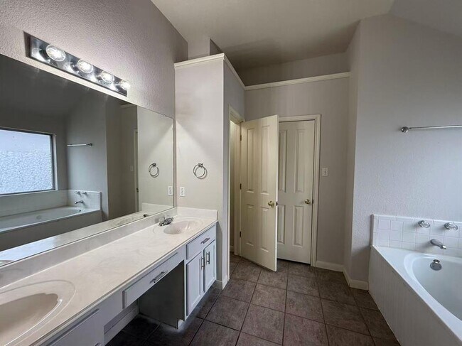 Building Photo - 17825 Madden Dr