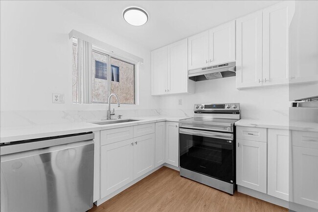 Building Photo - 719 N Eucalyptus Ave