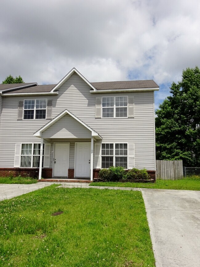 Building Photo - End Unit Townhome with Easy Base Acess!