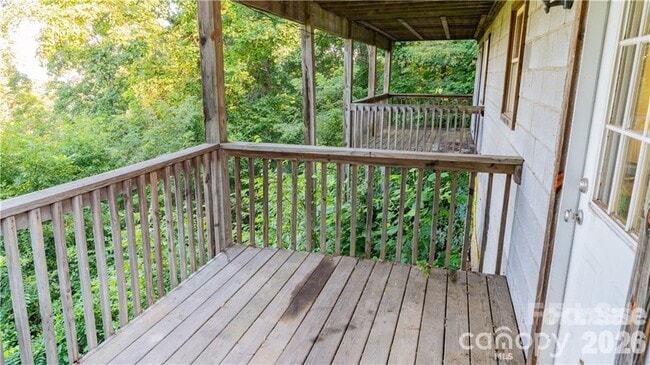 Building Photo - 40 Crestwood Dr