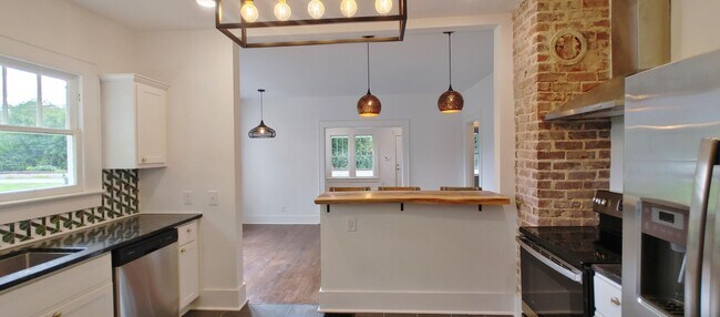 Building Photo - Adorable Red Bank Home!