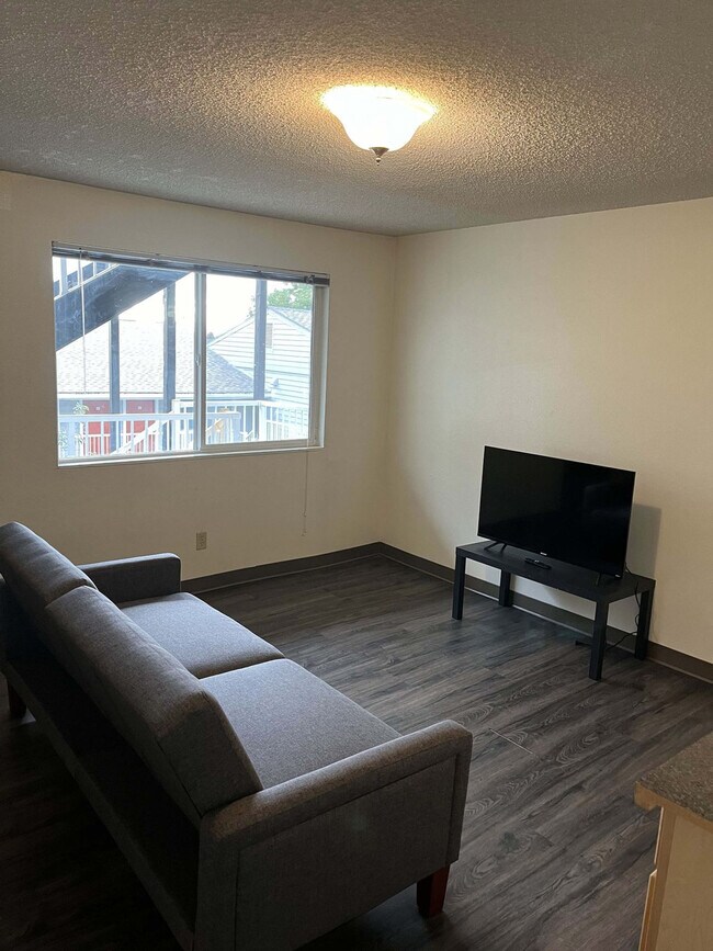 Building Photo - 1555 NE Merman Dr