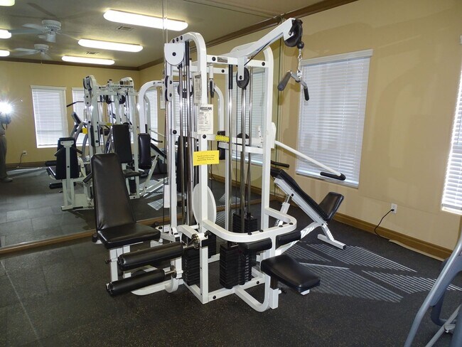 Building Photo - Well Cared For 1 Bed, 1 Bath 2nd Floor West Side Condo