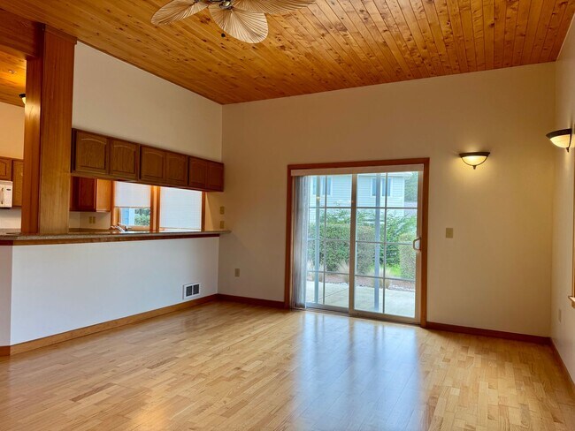 Building Photo - Single-Level 2BD/2BA in Face Rock Village – Bandon Beach Living Awaits