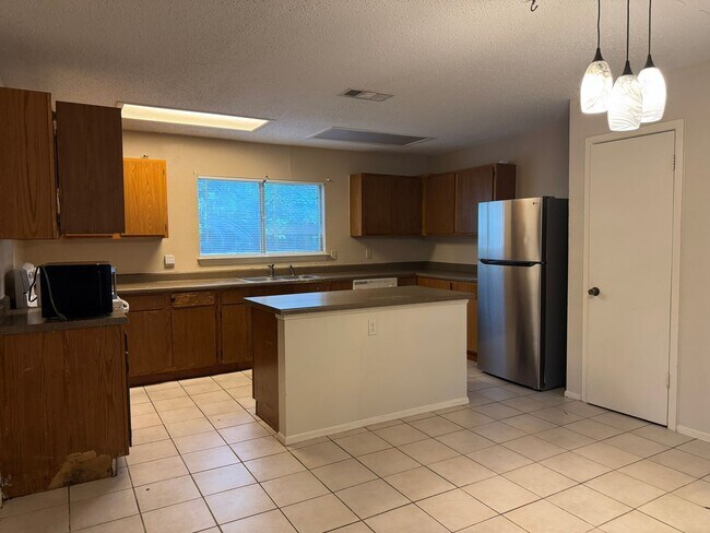 Building Photo - 8251 Sunshine Trail Dr