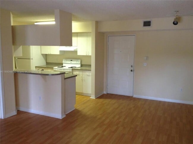 Building Photo - 2 bedroom in Hollywood FL 33021