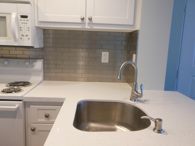 Building Photo - ONE BEDROOM ONE BATHROOM! WATERFRONT COMMUNITY!