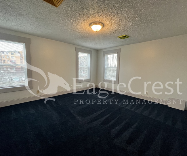 Building Photo - Comfortable 5 Bedroom Home with Modern Touches, Large Bedrooms & Front Porch