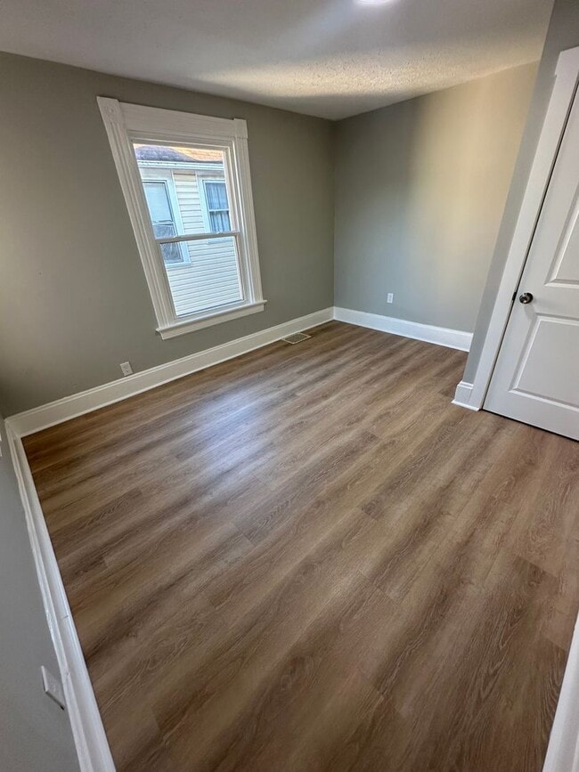 Building Photo - BEAUTIFUL RENOVATED NEW 4 BEDROOM 2 BATH H...