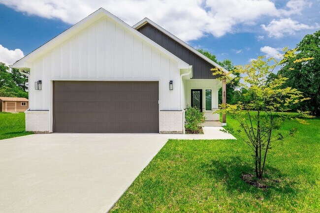 Building Photo - 68 Fairway Dr
