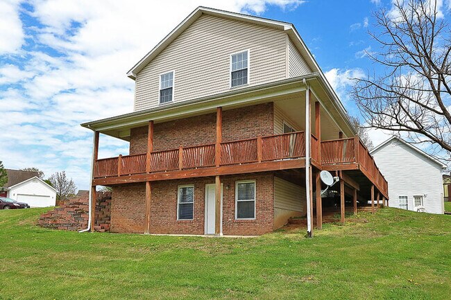 Building Photo - 4 Bedroom House Close to Campus