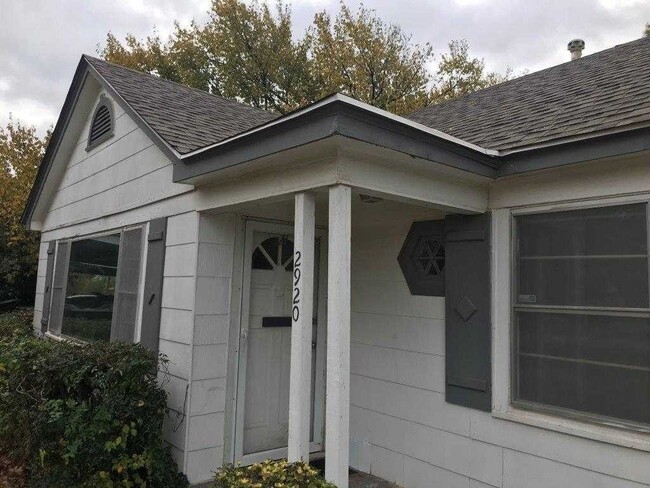 Building Photo - 3 bed, 1 bath home for rent near north May...