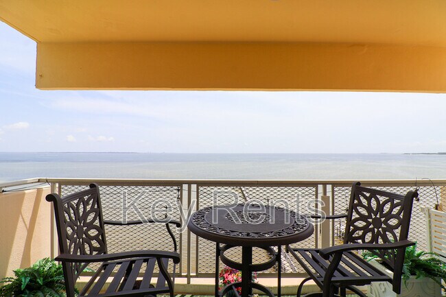 Building Photo - 825 Bayshore Dr