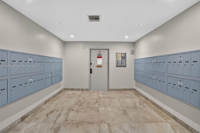 Building Photo - 3113 S Ocean Dr