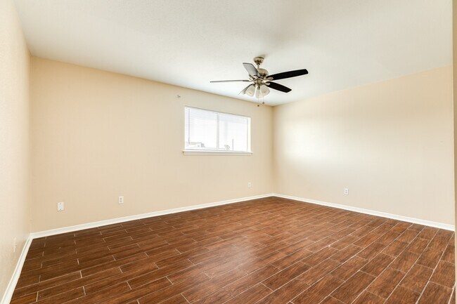 Building Photo - 1920 Back Bay Dr