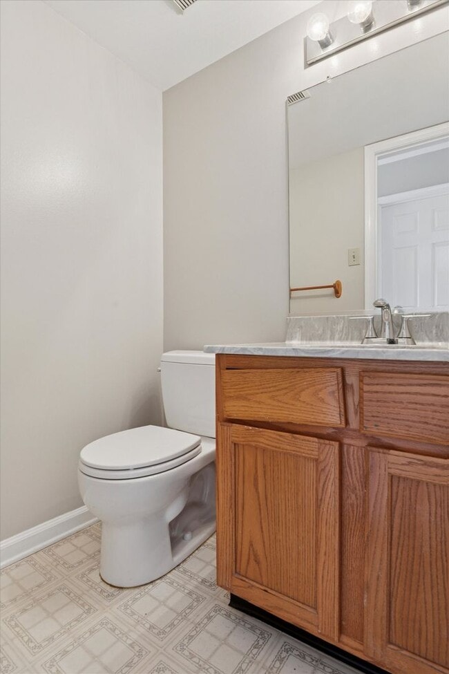 Building Photo - Freshly Updated 3B/2.5B Townhome with Walk...