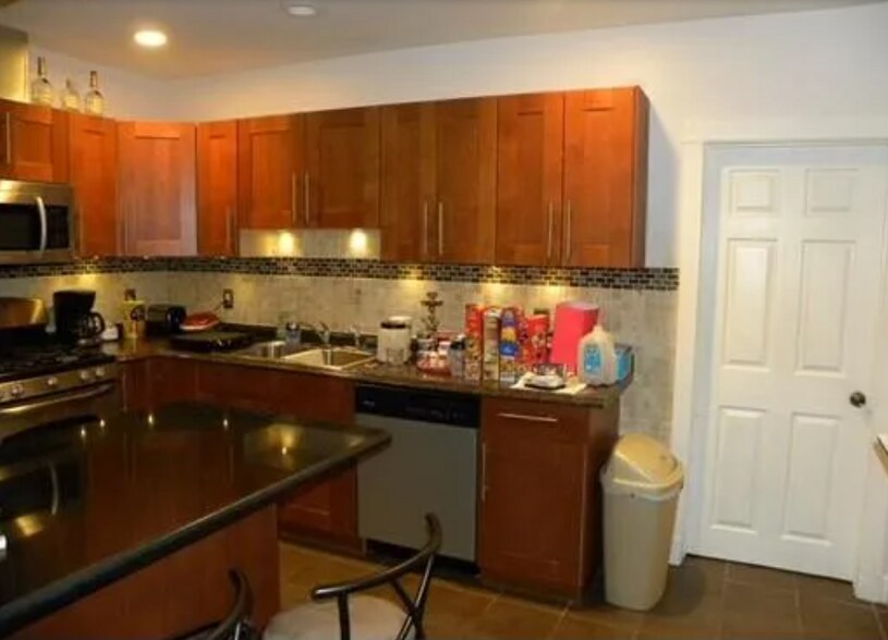 Building Photo - 85 Seymour St