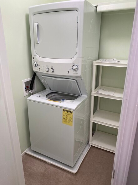 Building Photo - 7762 Lake Ridge Dr