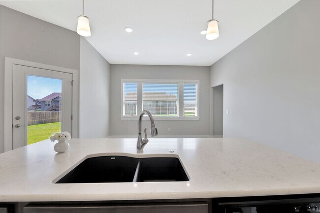 Building Photo - Living in Luxury