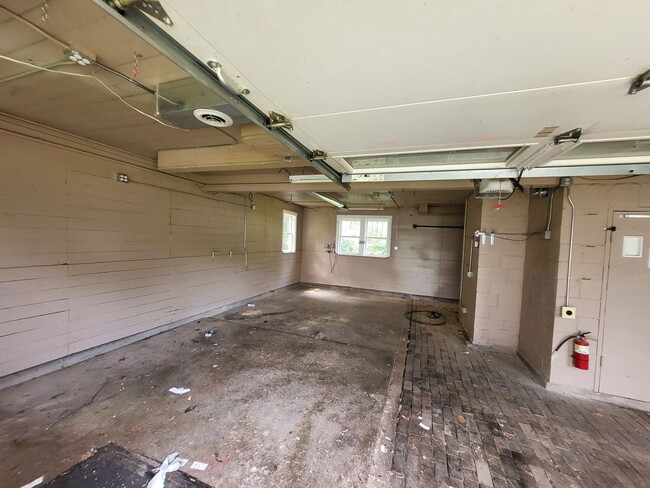 Building Photo - Spacious 4-Bedroom Carriage House with Hea...