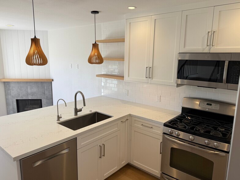 Kitchen - 7061 Marymount Way