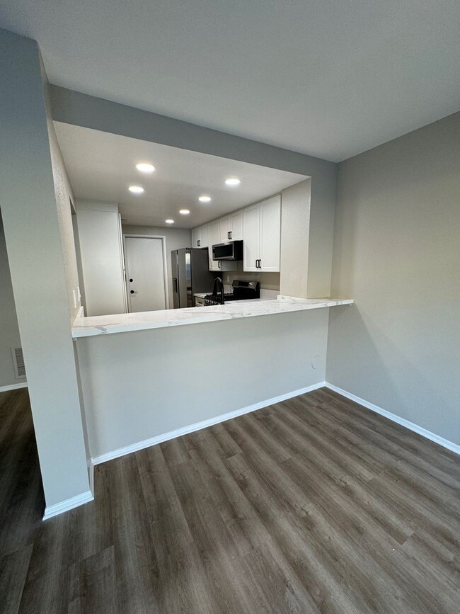 Building Photo - Condo for rent in Oxnard Near Cabrillo Park