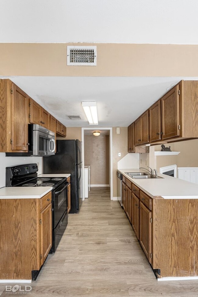 Building Photo - End Unit in Cobblestone with covered parking