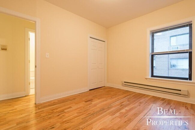 Building Photo - 1 bedroom in CHICAGO IL 60657