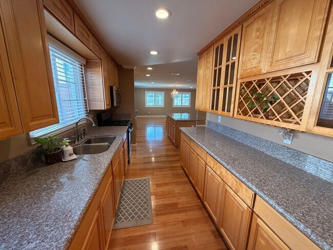 Building Photo - Unbelievable 4 Bed, 4 Bath House For Rent In Buena Park-Must See To Appreciate!