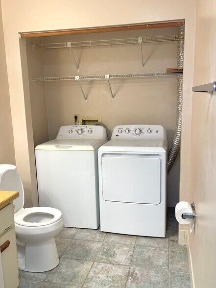 Building Photo - 2085 Oak Meadow Cir