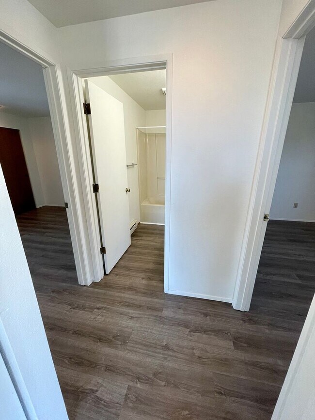 Building Photo - Adorable Top Unit Located in Ferndale