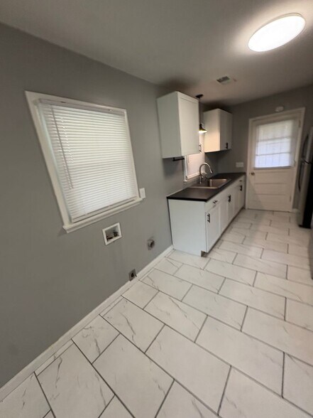 Building Photo - 1801 Myrna Ln