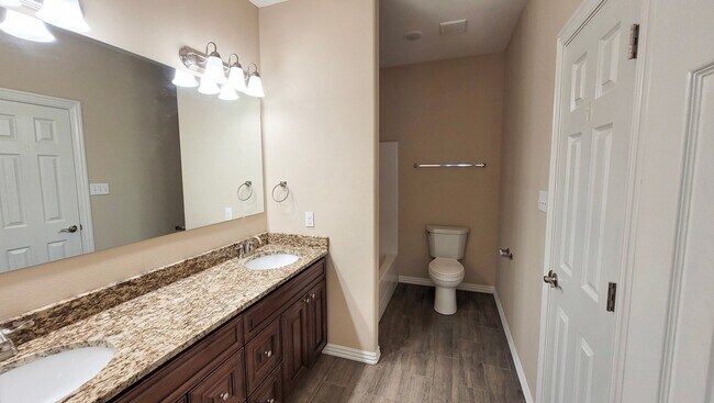 Building Photo - Spacious Townhouse located in Chaffee Cros...