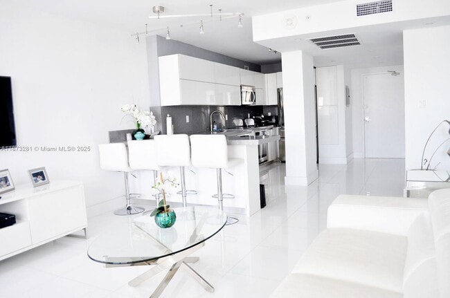 Building Photo - 100 Lincoln Rd