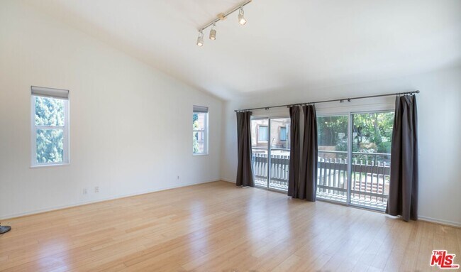 Building Photo - 12694 Montana Ave