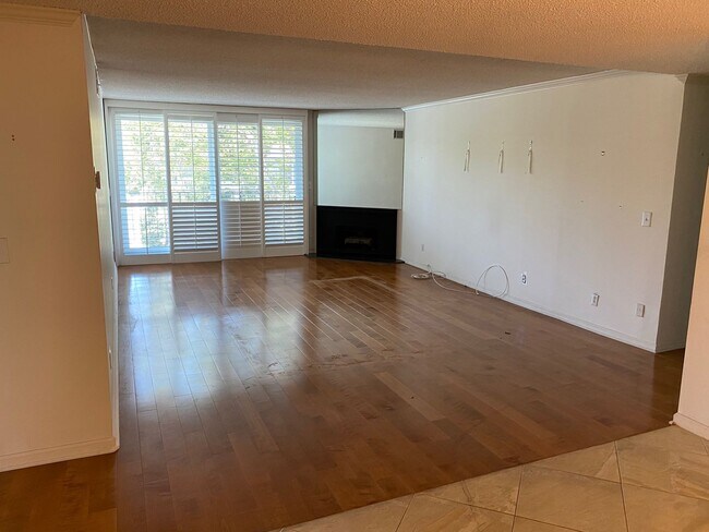 Building Photo - Beautiful Gigantic Condo in Beverly Hills!!!