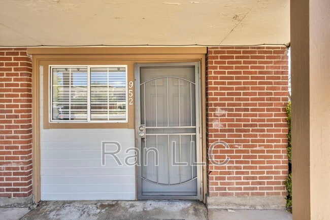 Building Photo - 952 Haskell St