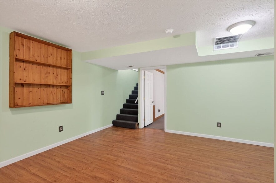 Building Photo - 373 Redwing Rd