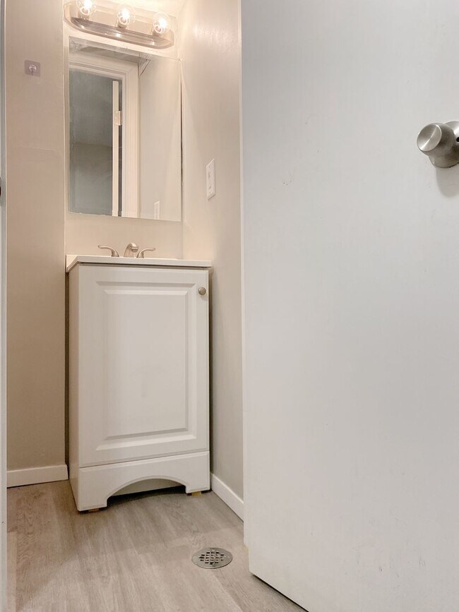 Building Photo - Millard 3 bed 2 bath $1900