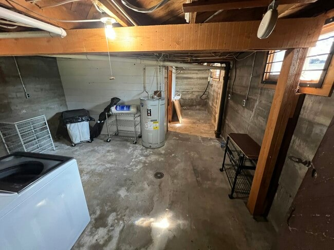 Building Photo - 1613 Hillcrest Dr