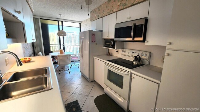 Building Photo - 3400 N Ocean Dr